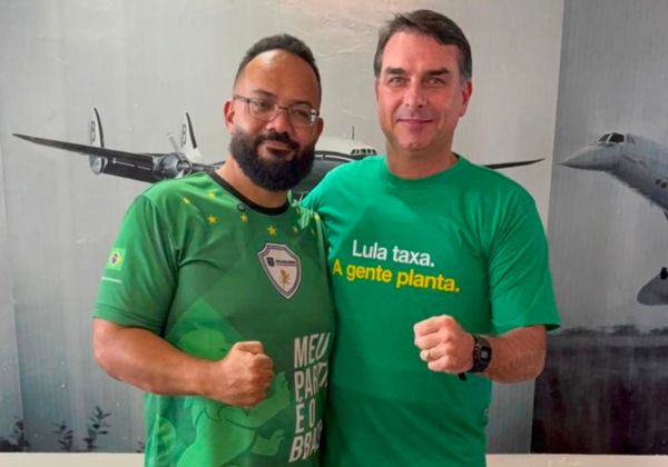 Deputado estadual recepciona Flávio Bolsonaro durante agenda na Bahia Farm Show