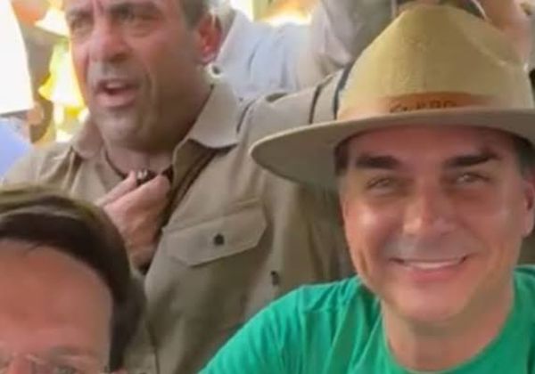 Na Bahia Farm Show, Flávio Bolsonaro critica governo Lula e exalta força do agronegócio