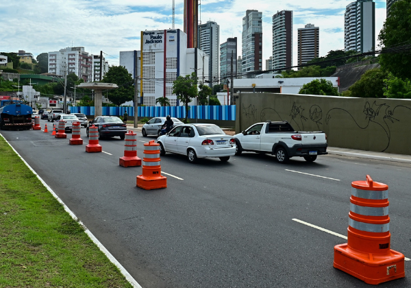 Obra causa ajustes no transporte público e interdição do trânsito no Rio Vermelho