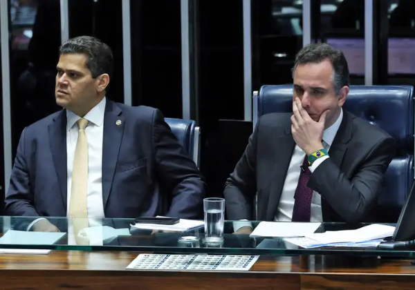 Alcolumbre tenta convencer Pacheco a assumir relatoria da PEC do fim da escala 6x1, diz site