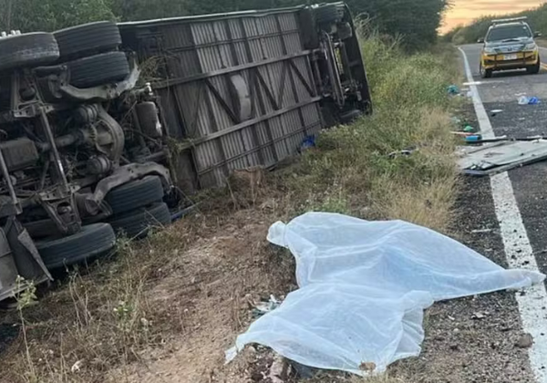 Ônibus com equipe de basquete capota no Ceará e deixa sete mortos