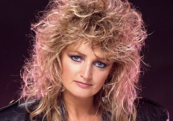 Após um mês internada, Bonnie Tyler deixa coma induzido e segue em recuperação na UTI em Portugal 