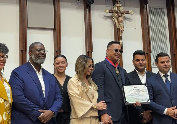 Xanddy Harmonia recebe Comenda 2 de Julho da ALBA