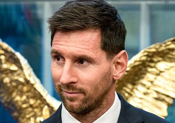 Argentina vence Argélia com três gols de Messi, que vira maior artilheiro das copas