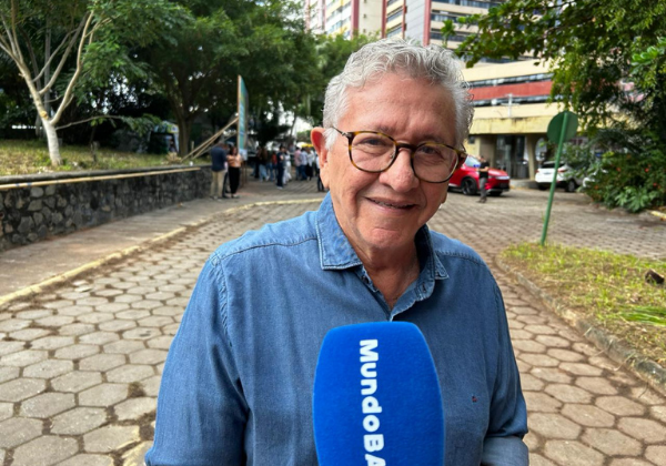 Proximidade com Flávio Bolsonaro dilui base de prefeitos aliados a ACM Neto, diz Caetano
