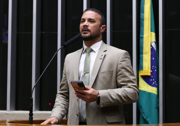 Deputado rebate Lídice e diz que críticas a Flávio Bolsonaro revelam incômodo com avanço da direita