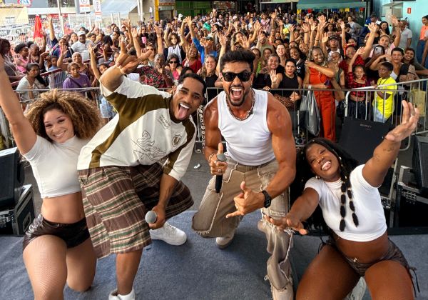 Parangolé e O Kanalha lotam Estação da Lapa em ação especial para celebrar sucesso do feat ‘Mostra Que Cê Sabe’