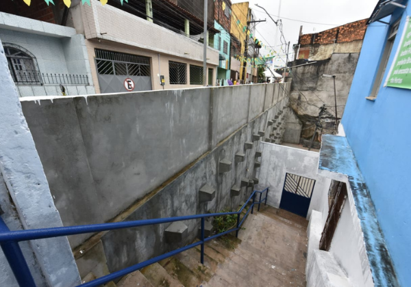 Prefeitura entrega contenção de encosta no Alto do Cabrito