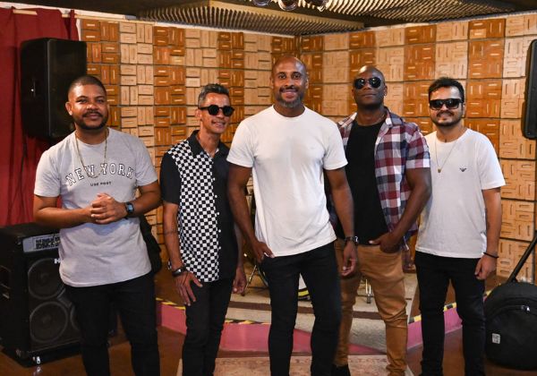 Grupo Tadalafole se apresenta no interior da Bahia durante os festejos juninos