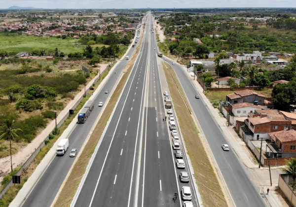 Trecho da BR-116 é interditado após acidente com caminhão