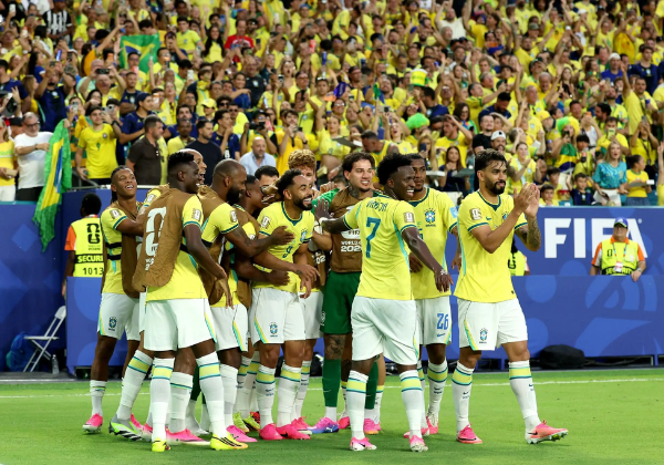 Brasil vence a Escócia e avança como líder do grupo
