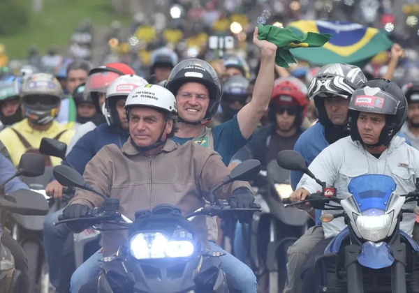 Bolsonaristas organizam motociata no 2 de Julho em Salvador; Flávio Bolsonaro não deve participar
