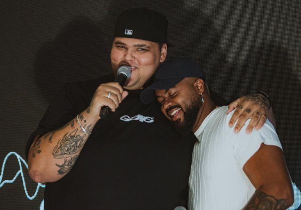 Diggo recebe Menos É Mais de surpresa em show em bar de Petrolina