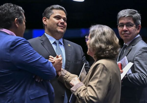 Alcolumbre elogia Teresa Leitão após primeira reunião como líder do governo no Senado