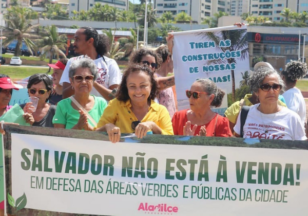 Aladilce ironiza 'árvores artificiais' de Bruno Reis e diz que prefeito faz política do 'ecofake'