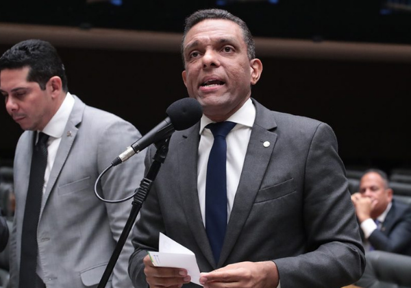 Deputado questiona como Jair Bolsonaro ‘permite’ que aliados o chamem de ‘corno’; assista