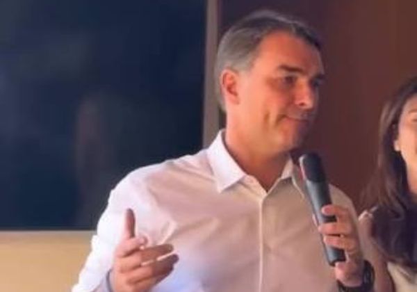 Flávio tenta conter desgaste com eleitorado feminino e critica fala de Paulo Figueiredo sobre mulheres ‘votarem mal’