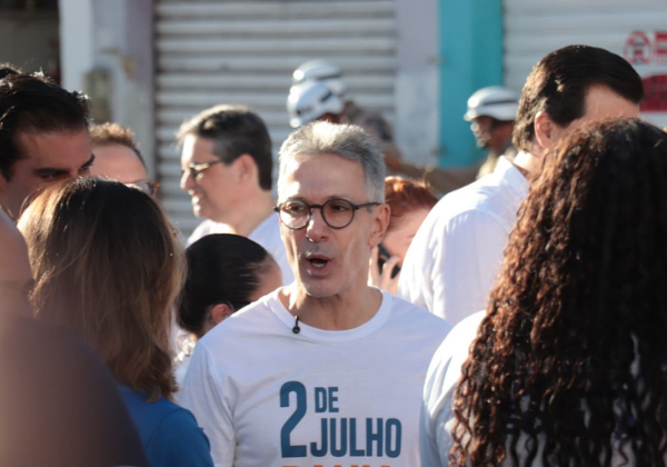Romeu Zema é barrado em 'cercadinho' da imprensa durante desfile do Dois de Julho
