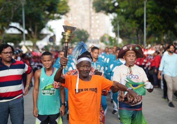 Chegada do Fogo Simbólico e do cortejo cívico ao Campo Grande encerra desfile do 2 de Julho em Salvador