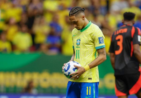 Raphinha volta a treinar com a Seleção, após se recuperar de lesão na coxa direita