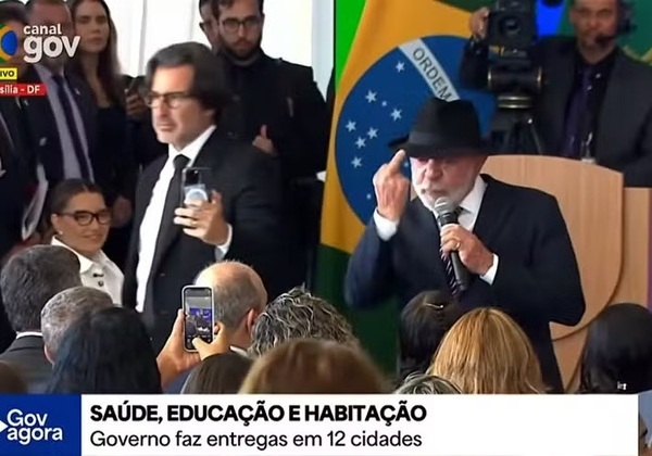 Lula faz gesto obsceno ao criticar frase sobre pobres durante evento no Planalto