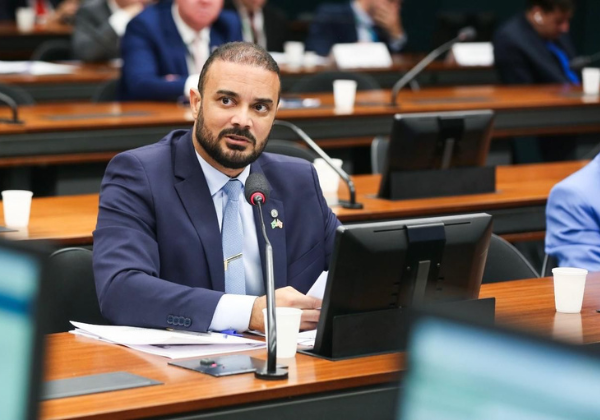Deputado bolsonarista cobra do governo Lula detalhes sobre plano para cumprir metas fiscais
