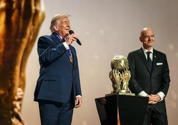 Trump ataca árbitro brasileiro e admite ligação para Infantino contra expulsão de atacante