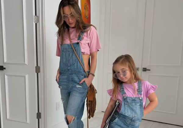 Claudia Leitte se emociona ao dividir o palco com a filha caçula durante show na Bahia 