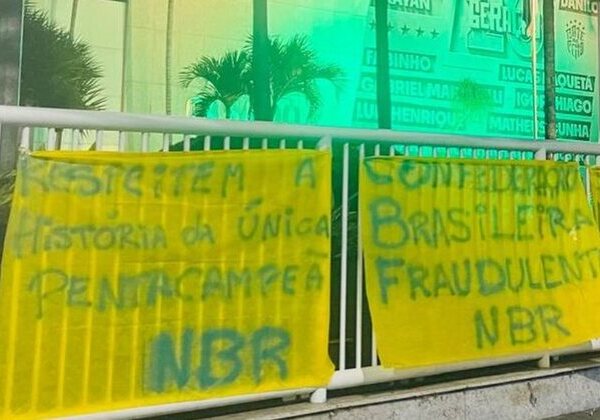Torcedores protestam contra eliminação do Brasil em frente à sede da CBF
