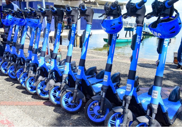 Patinetes elétricos completam um ano de operação regulamentada em Salvador