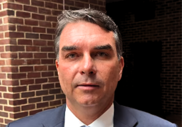 Flávio Bolsonaro diz que foi aos EUA defender empresas brasileiras e Pix