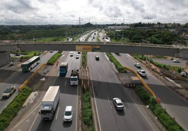 BR-324 é totalmente interditada após afundamento na pista