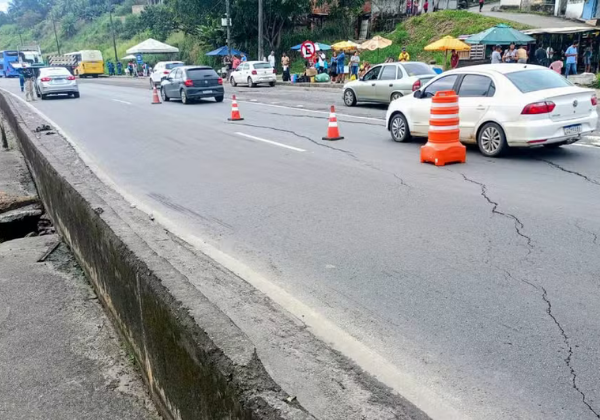 Afundamento de pista interdita trecho da BR-324 e provoca retenção de 7 km