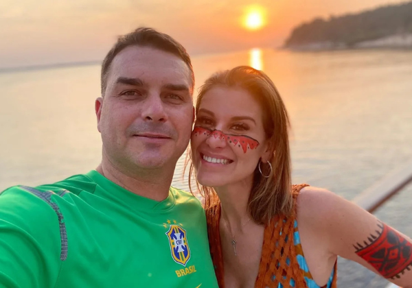 Pré-campanha de Flávio Bolsonaro escala esposa para ampliar diálogo com eleitorado feminino