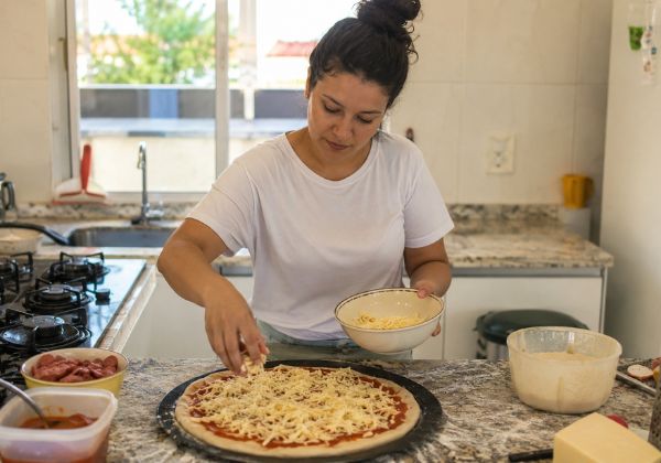 Dia da Pizza: preparo em casa ganha espaço como alternativa para economizar sem abrir mão do sabor