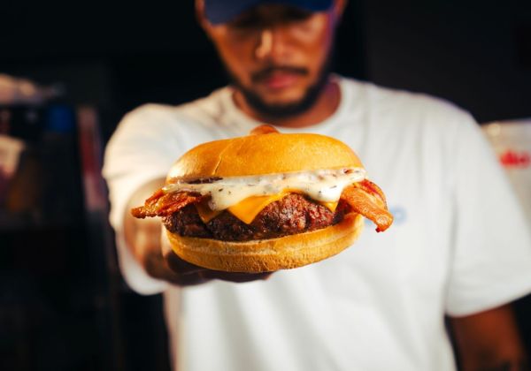 Zevo Burger chega a Salvador com proposta de resgatar a tradição das hamburguerias clássicas
