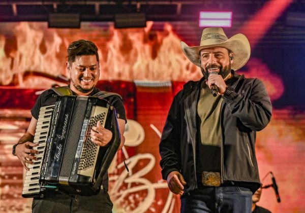 Cantor Jairo Barboza realiza show em Almadina (BA) neste sábado (11)
