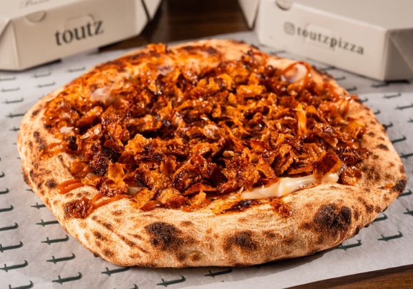 Toutz Pizza e Falka Confeitaria anunciam collab especial para o 'Dia da Pizza'