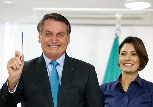 Michelle decidirá com Bolsonaro sobre candidatura ao Senado