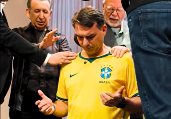 Flávio Bolsonaro publica vídeo recebendo oração de pastores