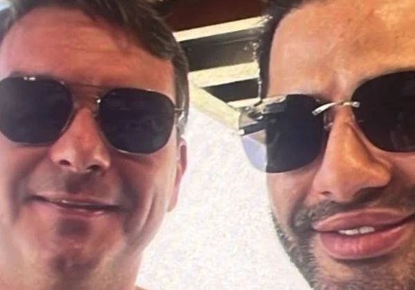 Foto mostra Flávio Bolsonaro ao lado de Sicário de Vorcaro; senador diz não conhecer homem