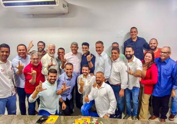 Jerônimo Rodrigues reúne lideranças de 10 partidos em Ibicaraí