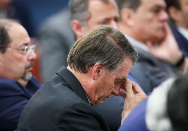 Bolsonaro teve crises de soluço por 36 horas consecutivas, diz boletim médico