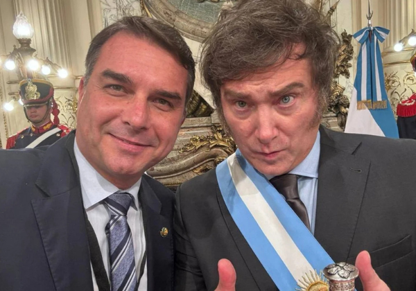 Aliados de Flávio Bolsonaro sugerem pedido de ajuda a Milei para barrar tarifaço de Trump