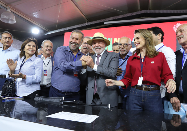 PDT oficializa apoio a Lula na disputa presidencial durante convenção nacional
