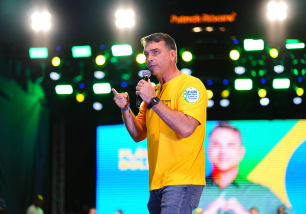 Sem apoio da União Progressista, Flávio Bolsonaro busca aliança com Republicanos e Podemos
