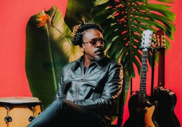 Seu Jorge abre festival gratuito no interior da Bahia com show repleto de sucessos 