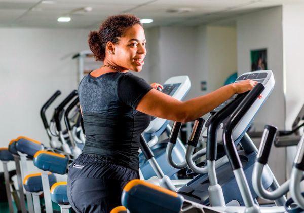 Combinar treino de força com exercícios aeróbicos não atrapalha o ganho de massa muscular, explica especialista