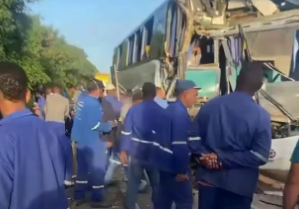 Vídeo: Acidente entre ônibus com trabalhadores da BYD e caminhão deixa 19 feridos na Via Parafuso