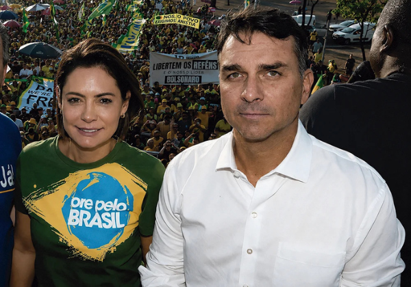 Flávio Bolsonaro e Michelle ainda não se falaram, apesar dos pedidos públicos de desculpas